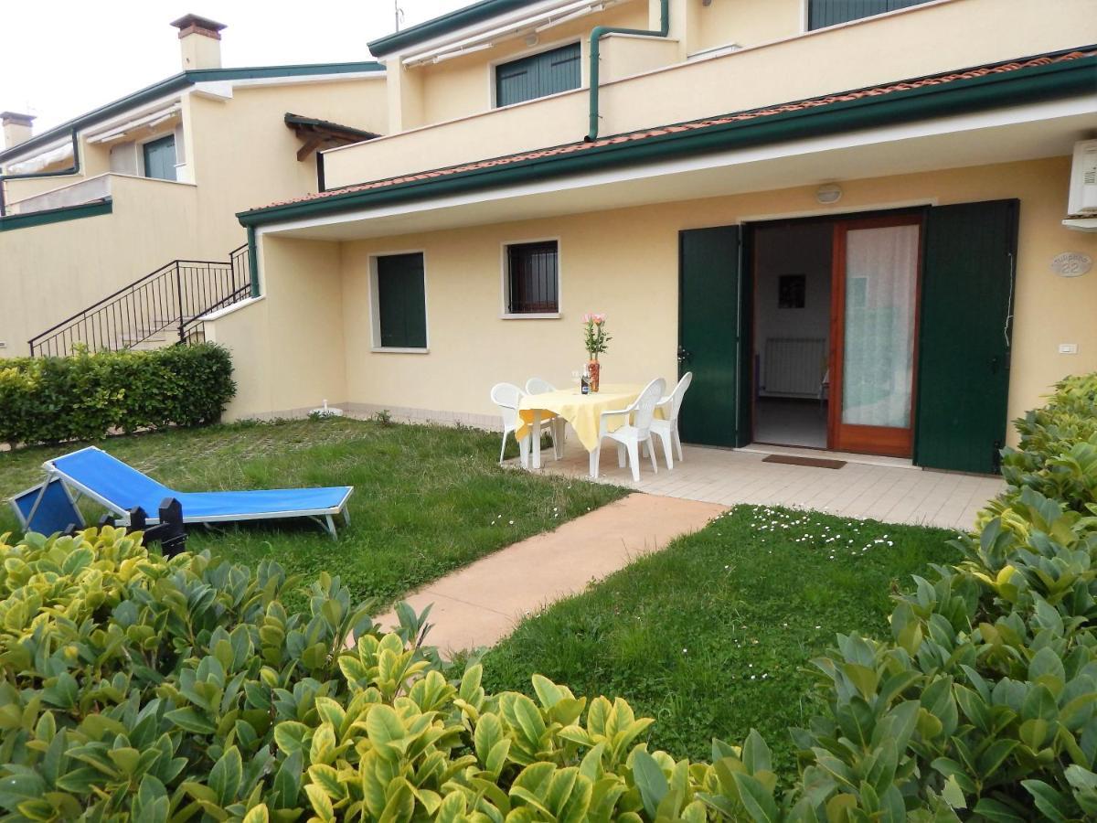 Hotel Apartments Villaggio Dei Fiori 4 Stars Luxury - Great Family Resort - Pet Friendly - With Hypermarket - Delivery Restaurant-Pizzeria - Room Breakfast With Supplement - Ultra Fast Wi-Fi - Play Area For Children - Olympic Swimming Pool - Parking Каорле Екстер'єр фото