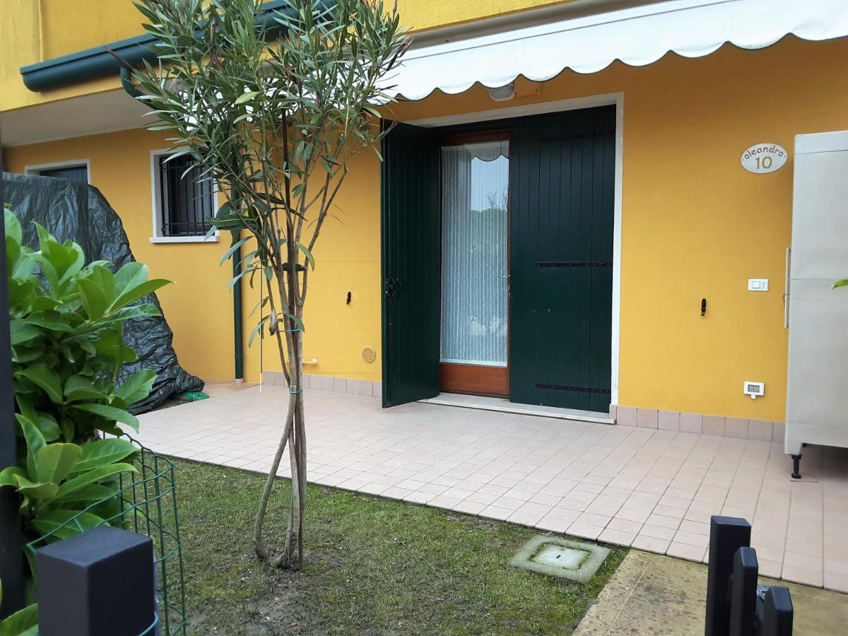 Hotel Apartments Villaggio Dei Fiori 4 Stars Luxury - Great Family Resort - Pet Friendly - With Hypermarket - Delivery Restaurant-Pizzeria - Room Breakfast With Supplement - Ultra Fast Wi-Fi - Play Area For Children - Olympic Swimming Pool - Parking Каорле Екстер'єр фото