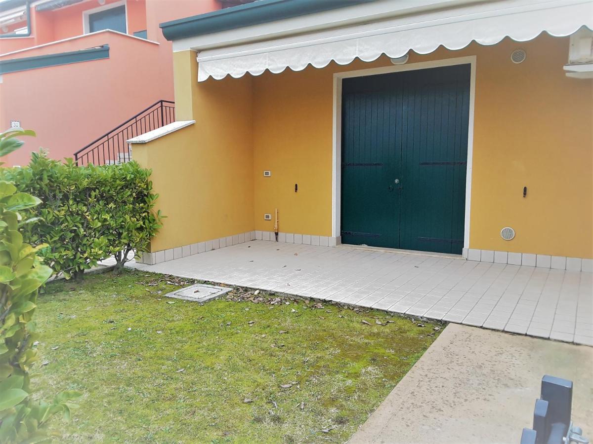 Hotel Apartments Villaggio Dei Fiori 4 Stars Luxury - Great Family Resort - Pet Friendly - With Hypermarket - Delivery Restaurant-Pizzeria - Room Breakfast With Supplement - Ultra Fast Wi-Fi - Play Area For Children - Olympic Swimming Pool - Parking Каорле Екстер'єр фото