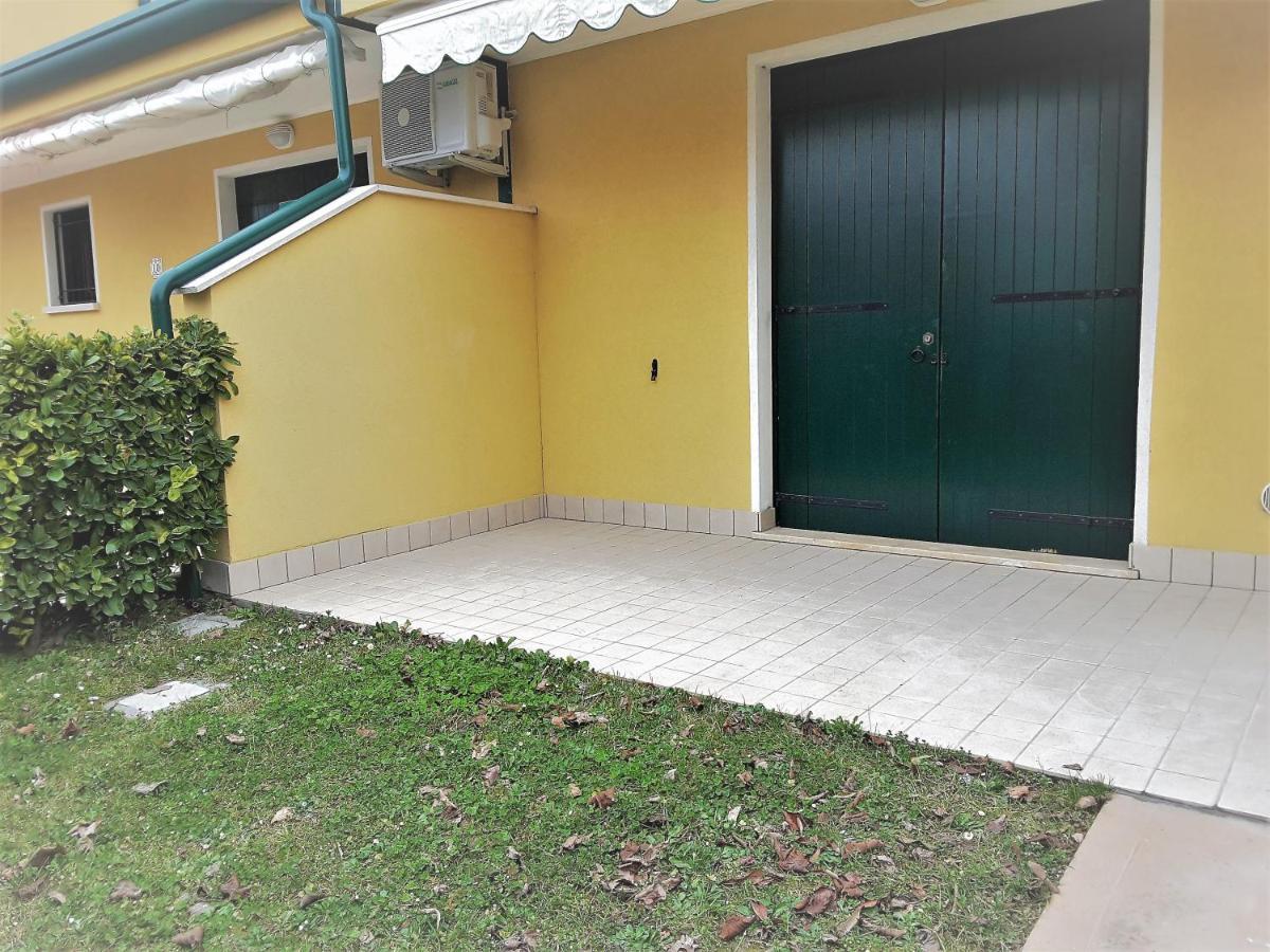 Hotel Apartments Villaggio Dei Fiori 4 Stars Luxury - Great Family Resort - Pet Friendly - With Hypermarket - Delivery Restaurant-Pizzeria - Room Breakfast With Supplement - Ultra Fast Wi-Fi - Play Area For Children - Olympic Swimming Pool - Parking Каорле Екстер'єр фото