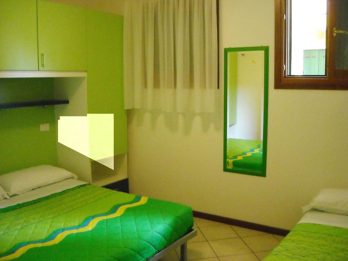 Hotel Apartments Villaggio Dei Fiori 4 Stars Luxury - Great Family Resort - Pet Friendly - With Hypermarket - Delivery Restaurant-Pizzeria - Room Breakfast With Supplement - Ultra Fast Wi-Fi - Play Area For Children - Olympic Swimming Pool - Parking Каорле Екстер'єр фото