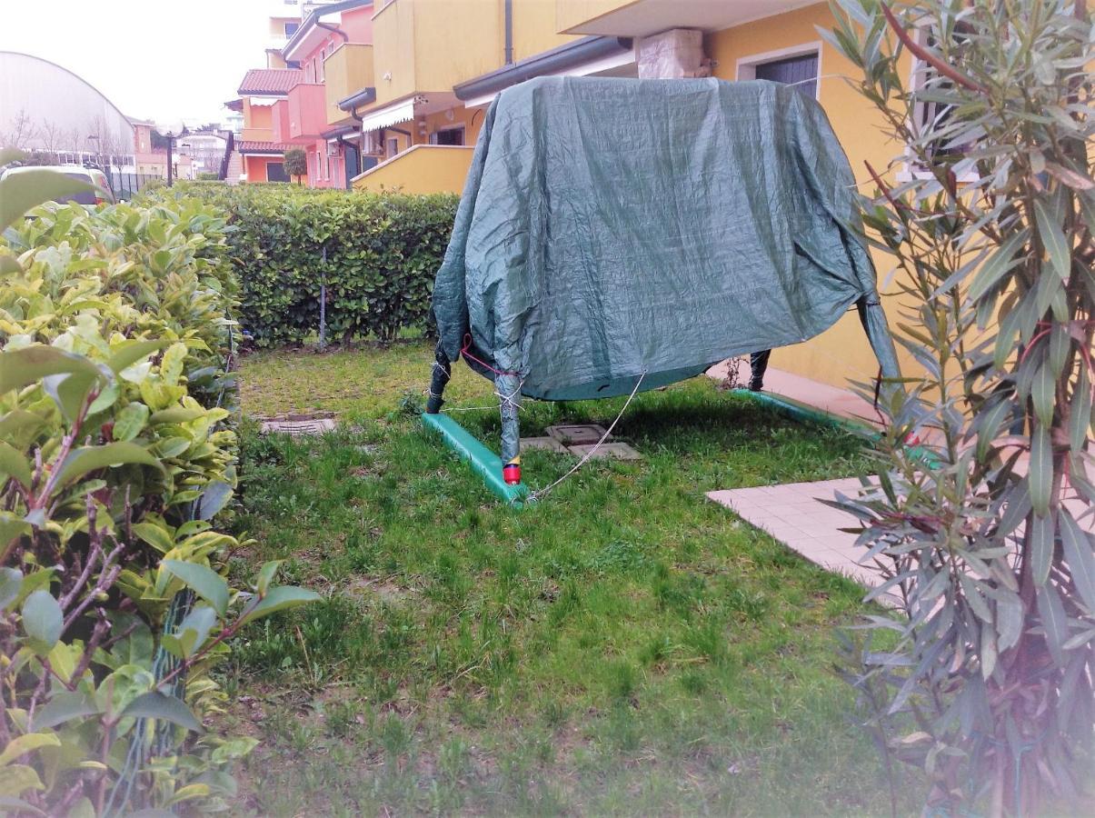 Hotel Apartments Villaggio Dei Fiori 4 Stars Luxury - Great Family Resort - Pet Friendly - With Hypermarket - Delivery Restaurant-Pizzeria - Room Breakfast With Supplement - Ultra Fast Wi-Fi - Play Area For Children - Olympic Swimming Pool - Parking Каорле Екстер'єр фото