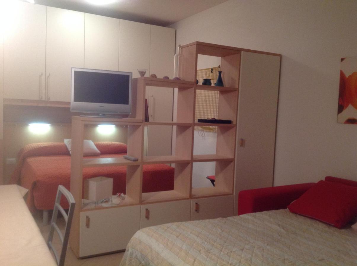 Hotel Apartments Villaggio Dei Fiori 4 Stars Luxury - Great Family Resort - Pet Friendly - With Hypermarket - Delivery Restaurant-Pizzeria - Room Breakfast With Supplement - Ultra Fast Wi-Fi - Play Area For Children - Olympic Swimming Pool - Parking Каорле Екстер'єр фото