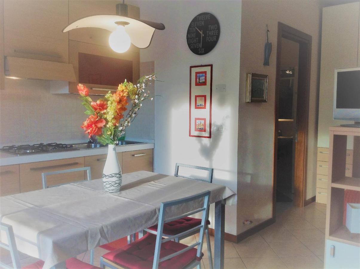 Hotel Apartments Villaggio Dei Fiori 4 Stars Luxury - Great Family Resort - Pet Friendly - With Hypermarket - Delivery Restaurant-Pizzeria - Room Breakfast With Supplement - Ultra Fast Wi-Fi - Play Area For Children - Olympic Swimming Pool - Parking Каорле Екстер'єр фото