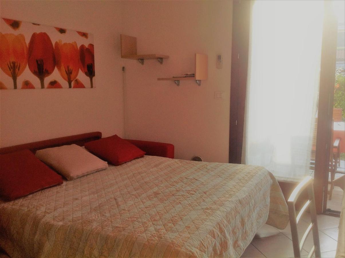 Hotel Apartments Villaggio Dei Fiori 4 Stars Luxury - Great Family Resort - Pet Friendly - With Hypermarket - Delivery Restaurant-Pizzeria - Room Breakfast With Supplement - Ultra Fast Wi-Fi - Play Area For Children - Olympic Swimming Pool - Parking Каорле Екстер'єр фото