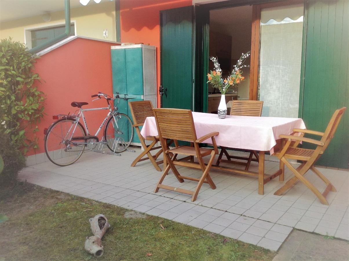 Hotel Apartments Villaggio Dei Fiori 4 Stars Luxury - Great Family Resort - Pet Friendly - With Hypermarket - Delivery Restaurant-Pizzeria - Room Breakfast With Supplement - Ultra Fast Wi-Fi - Play Area For Children - Olympic Swimming Pool - Parking Каорле Екстер'єр фото