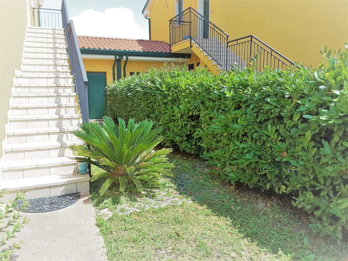 Hotel Apartments Villaggio Dei Fiori 4 Stars Luxury - Great Family Resort - Pet Friendly - With Hypermarket - Delivery Restaurant-Pizzeria - Room Breakfast With Supplement - Ultra Fast Wi-Fi - Play Area For Children - Olympic Swimming Pool - Parking Каорле Екстер'єр фото