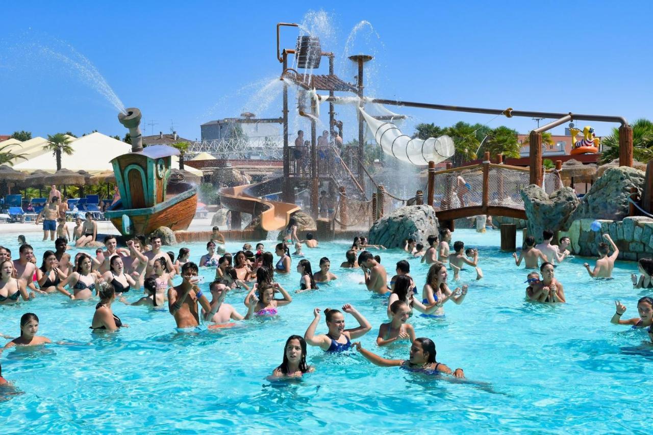 Hotel Apartments Villaggio Dei Fiori 4 Stars Luxury - Great Family Resort - Pet Friendly - With Hypermarket - Delivery Restaurant-Pizzeria - Room Breakfast With Supplement - Ultra Fast Wi-Fi - Play Area For Children - Olympic Swimming Pool - Parking Каорле Екстер'єр фото