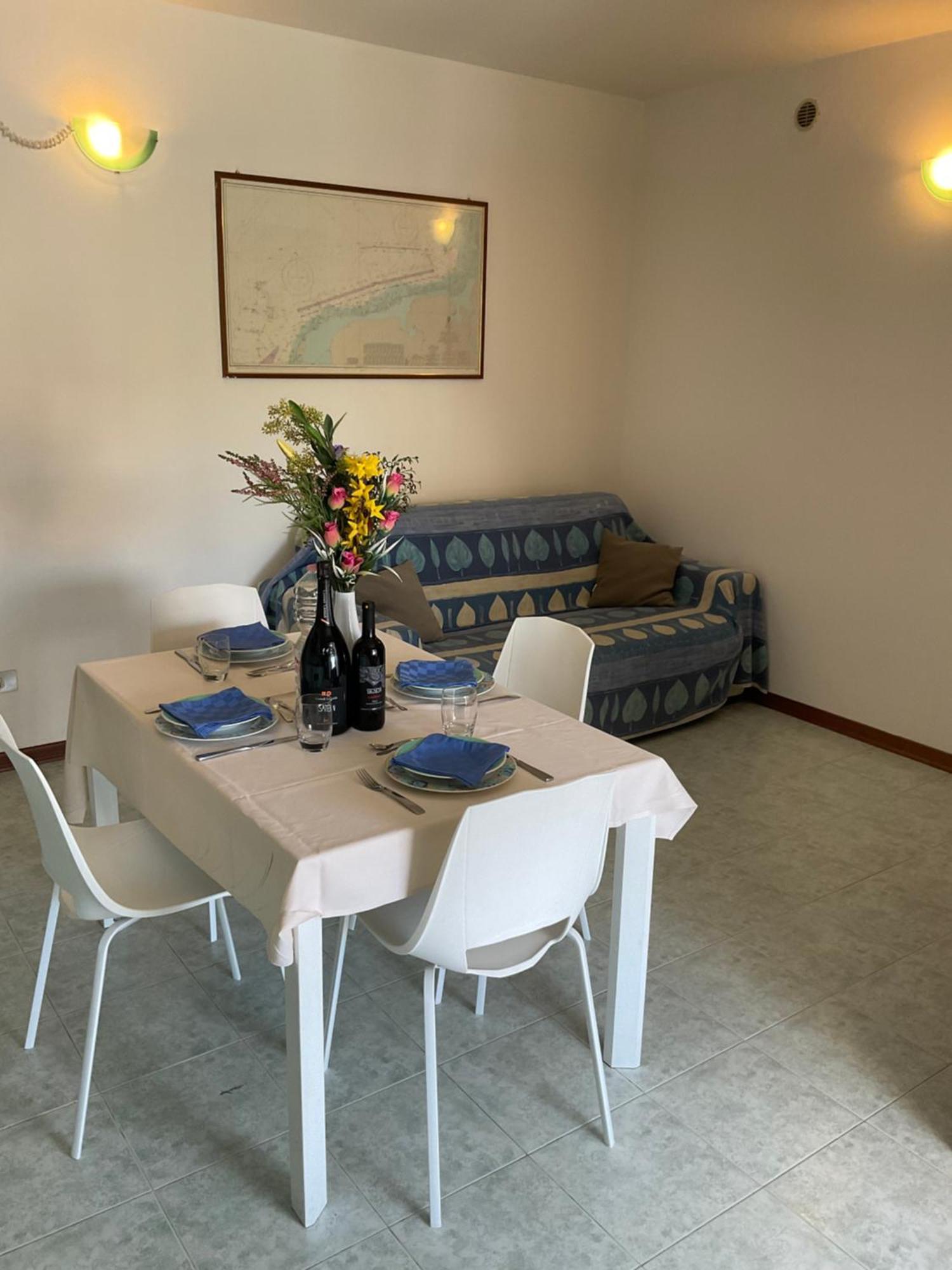 Hotel Apartments Villaggio Dei Fiori 4 Stars Luxury - Great Family Resort - Pet Friendly - With Hypermarket - Delivery Restaurant-Pizzeria - Room Breakfast With Supplement - Ultra Fast Wi-Fi - Play Area For Children - Olympic Swimming Pool - Parking Каорле Екстер'єр фото