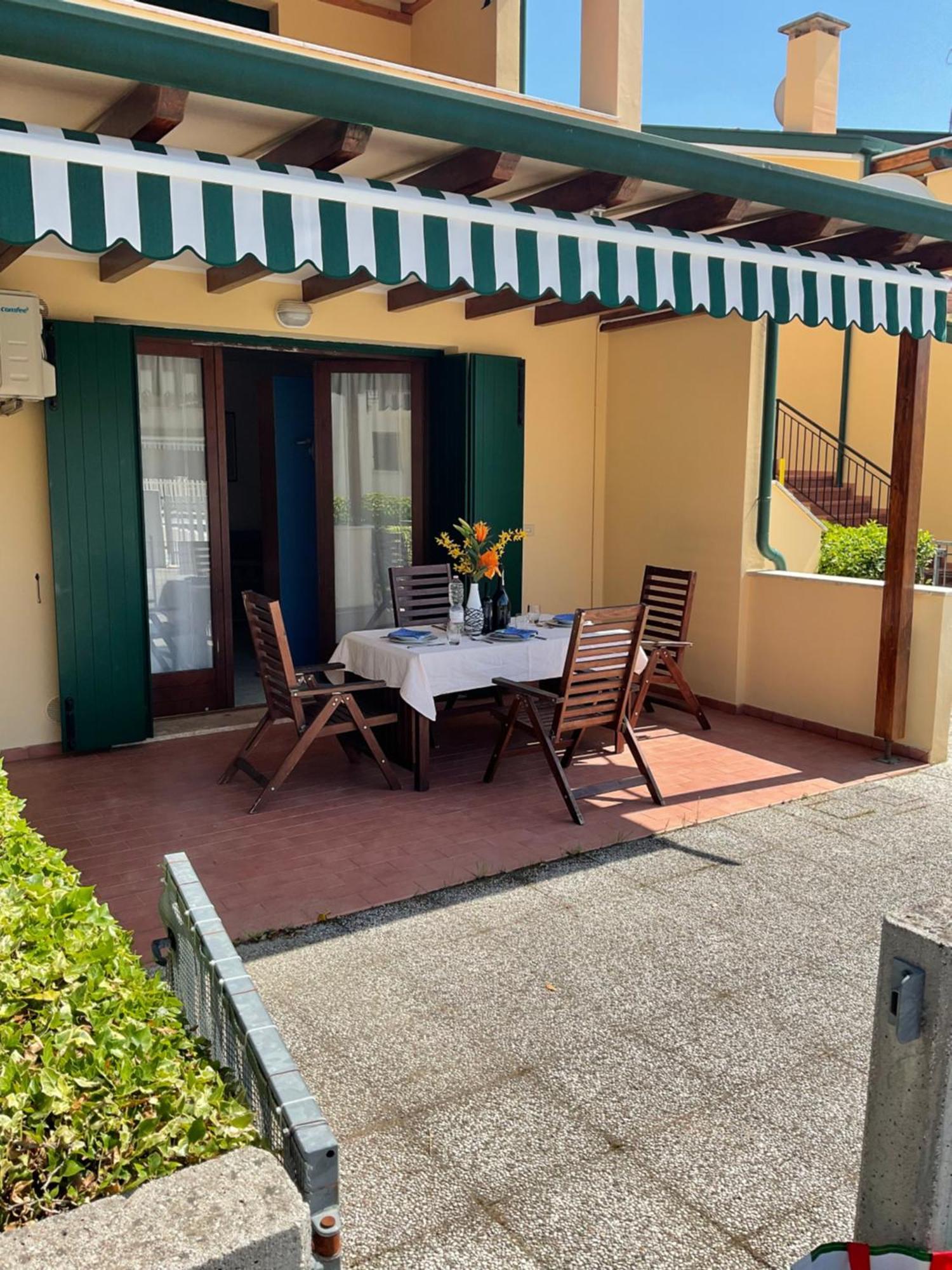 Hotel Apartments Villaggio Dei Fiori 4 Stars Luxury - Great Family Resort - Pet Friendly - With Hypermarket - Delivery Restaurant-Pizzeria - Room Breakfast With Supplement - Ultra Fast Wi-Fi - Play Area For Children - Olympic Swimming Pool - Parking Каорле Екстер'єр фото