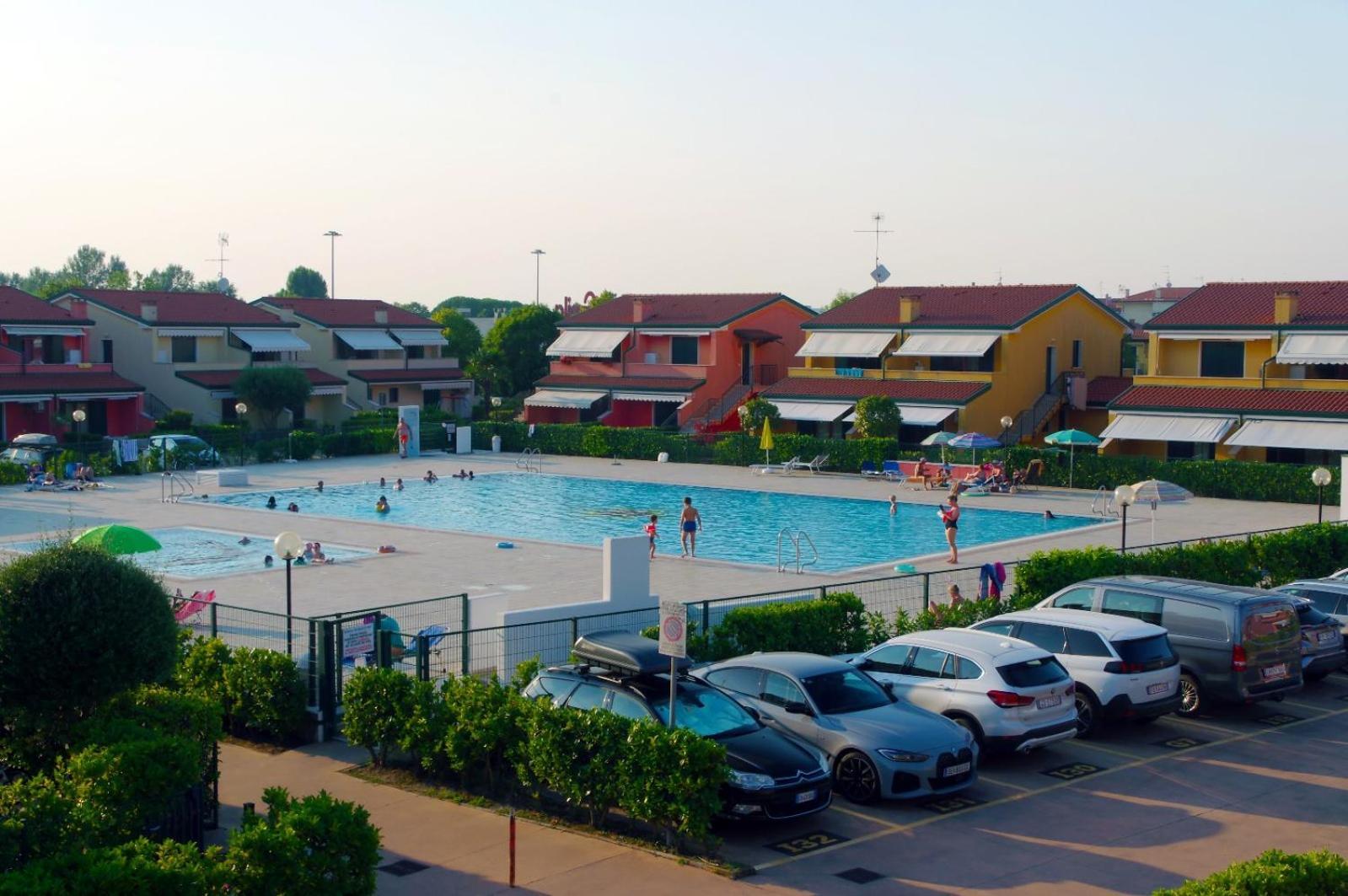 Hotel Apartments Villaggio Dei Fiori 4 Stars Luxury - Great Family Resort - Pet Friendly - With Hypermarket - Delivery Restaurant-Pizzeria - Room Breakfast With Supplement - Ultra Fast Wi-Fi - Play Area For Children - Olympic Swimming Pool - Parking Каорле Екстер'єр фото