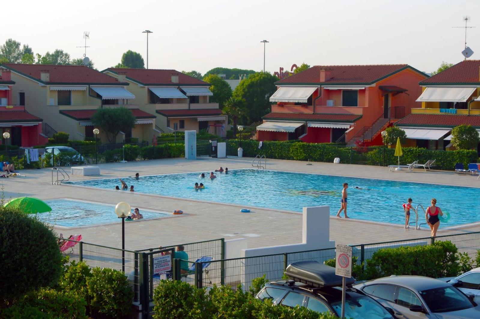 Hotel Apartments Villaggio Dei Fiori 4 Stars Luxury - Great Family Resort - Pet Friendly - With Hypermarket - Delivery Restaurant-Pizzeria - Room Breakfast With Supplement - Ultra Fast Wi-Fi - Play Area For Children - Olympic Swimming Pool - Parking Каорле Екстер'єр фото