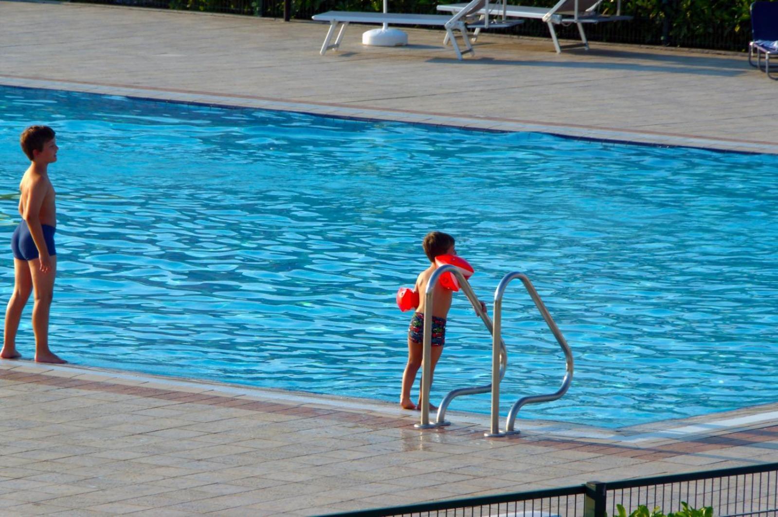 Hotel Apartments Villaggio Dei Fiori 4 Stars Luxury - Great Family Resort - Pet Friendly - With Hypermarket - Delivery Restaurant-Pizzeria - Room Breakfast With Supplement - Ultra Fast Wi-Fi - Play Area For Children - Olympic Swimming Pool - Parking Каорле Екстер'єр фото