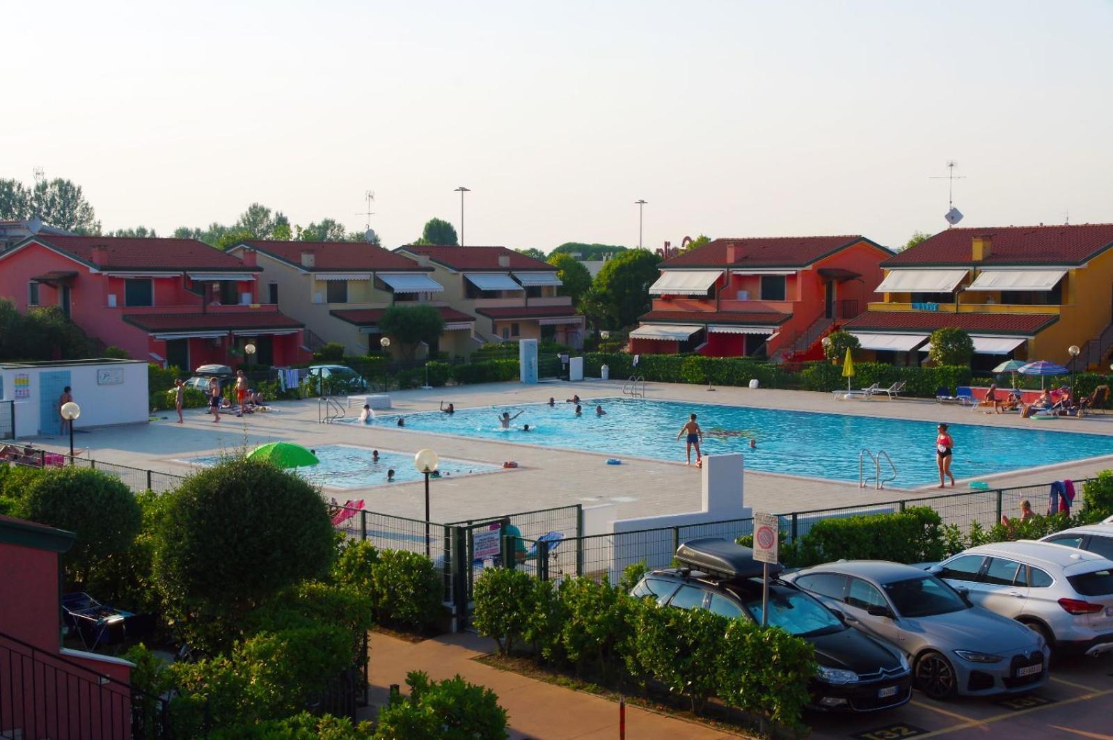 Hotel Apartments Villaggio Dei Fiori 4 Stars Luxury - Great Family Resort - Pet Friendly - With Hypermarket - Delivery Restaurant-Pizzeria - Room Breakfast With Supplement - Ultra Fast Wi-Fi - Play Area For Children - Olympic Swimming Pool - Parking Каорле Екстер'єр фото