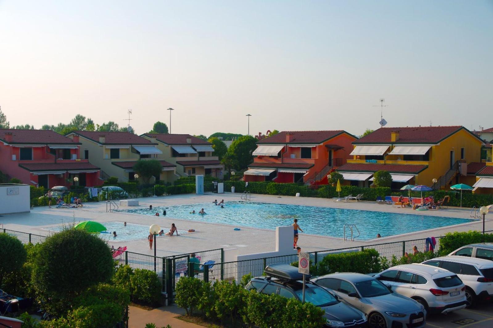 Hotel Apartments Villaggio Dei Fiori 4 Stars Luxury - Great Family Resort - Pet Friendly - With Hypermarket - Delivery Restaurant-Pizzeria - Room Breakfast With Supplement - Ultra Fast Wi-Fi - Play Area For Children - Olympic Swimming Pool - Parking Каорле Екстер'єр фото