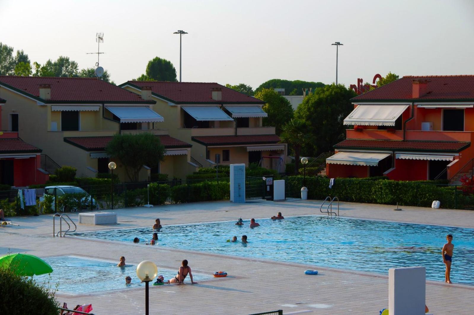 Hotel Apartments Villaggio Dei Fiori 4 Stars Luxury - Great Family Resort - Pet Friendly - With Hypermarket - Delivery Restaurant-Pizzeria - Room Breakfast With Supplement - Ultra Fast Wi-Fi - Play Area For Children - Olympic Swimming Pool - Parking Каорле Екстер'єр фото
