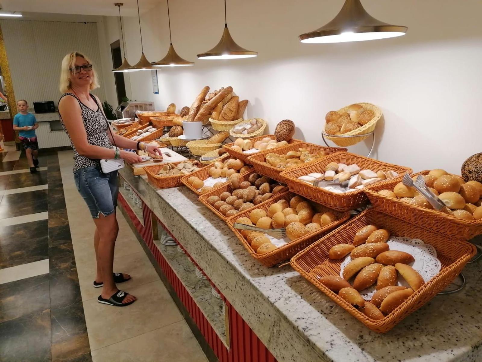 Hotel Apartments Villaggio Dei Fiori 4 Stars Luxury - Great Family Resort - Pet Friendly - With Hypermarket - Delivery Restaurant-Pizzeria - Room Breakfast With Supplement - Ultra Fast Wi-Fi - Play Area For Children - Olympic Swimming Pool - Parking Каорле Екстер'єр фото