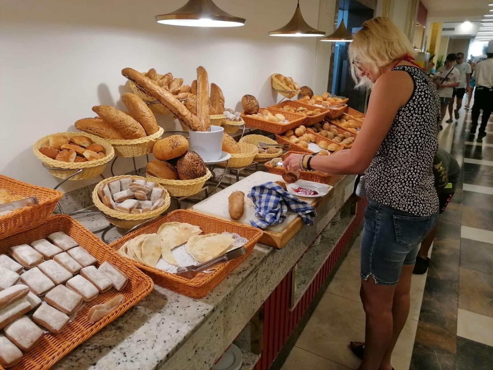 Hotel Apartments Villaggio Dei Fiori 4 Stars Luxury - Great Family Resort - Pet Friendly - With Hypermarket - Delivery Restaurant-Pizzeria - Room Breakfast With Supplement - Ultra Fast Wi-Fi - Play Area For Children - Olympic Swimming Pool - Parking Каорле Екстер'єр фото