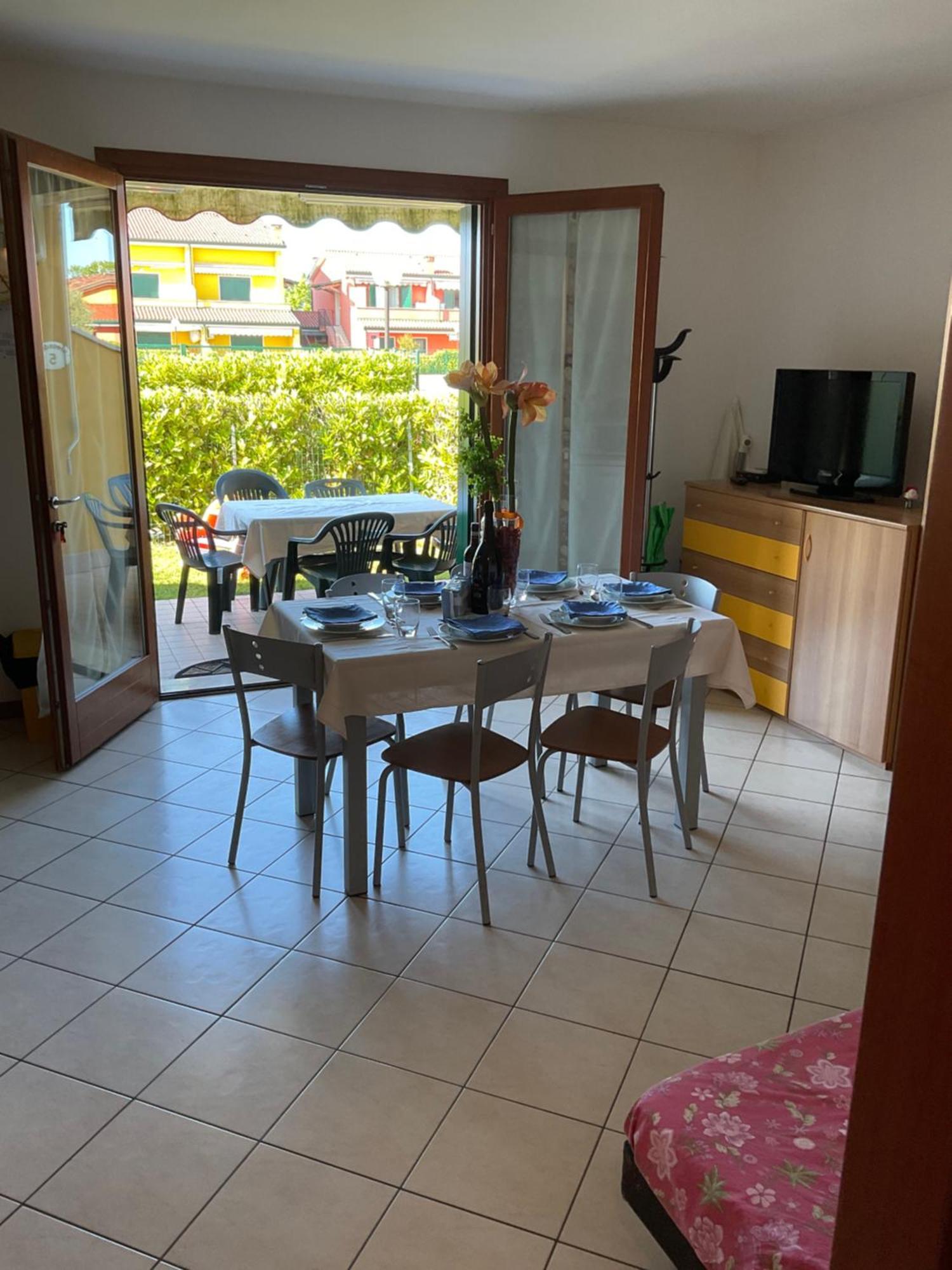 Hotel Apartments Villaggio Dei Fiori 4 Stars Luxury - Great Family Resort - Pet Friendly - With Hypermarket - Delivery Restaurant-Pizzeria - Room Breakfast With Supplement - Ultra Fast Wi-Fi - Play Area For Children - Olympic Swimming Pool - Parking Каорле Екстер'єр фото