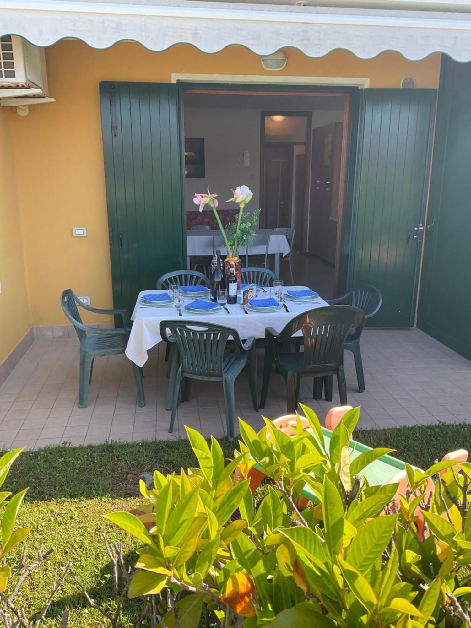 Hotel Apartments Villaggio Dei Fiori 4 Stars Luxury - Great Family Resort - Pet Friendly - With Hypermarket - Delivery Restaurant-Pizzeria - Room Breakfast With Supplement - Ultra Fast Wi-Fi - Play Area For Children - Olympic Swimming Pool - Parking Каорле Екстер'єр фото
