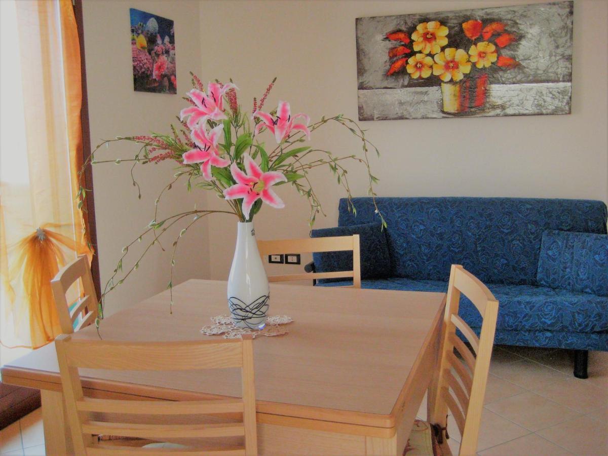 Hotel Apartments Villaggio Dei Fiori 4 Stars Luxury - Great Family Resort - Pet Friendly - With Hypermarket - Delivery Restaurant-Pizzeria - Room Breakfast With Supplement - Ultra Fast Wi-Fi - Play Area For Children - Olympic Swimming Pool - Parking Каорле Екстер'єр фото